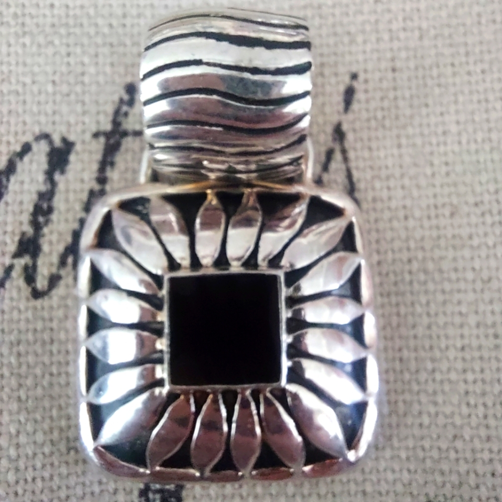 NAVAJO INSPIRED SUNFLOWER PENDANT - Silver Tone - Gorgeous